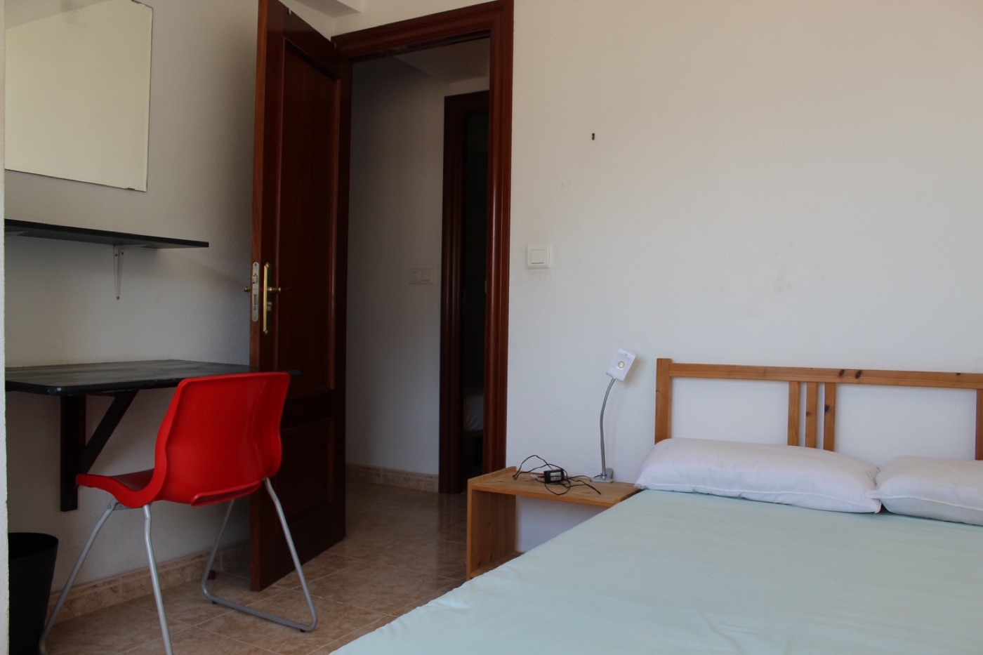 Habitación con escritorio