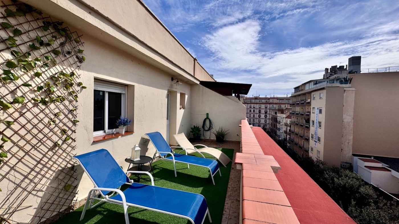 Terraza con tumbonas