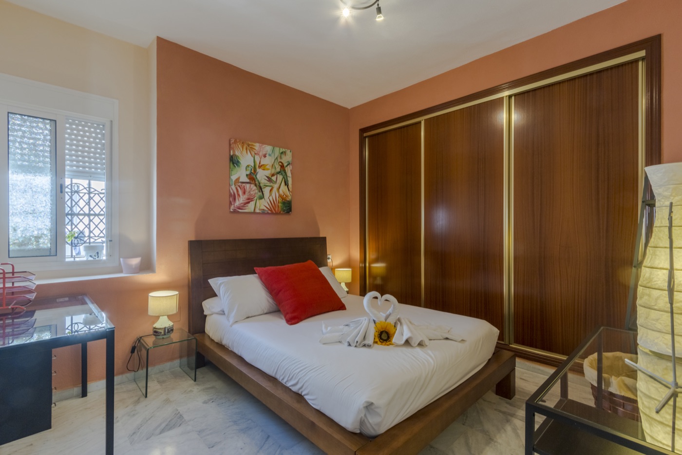 Dormitorio con cama de matrimonio